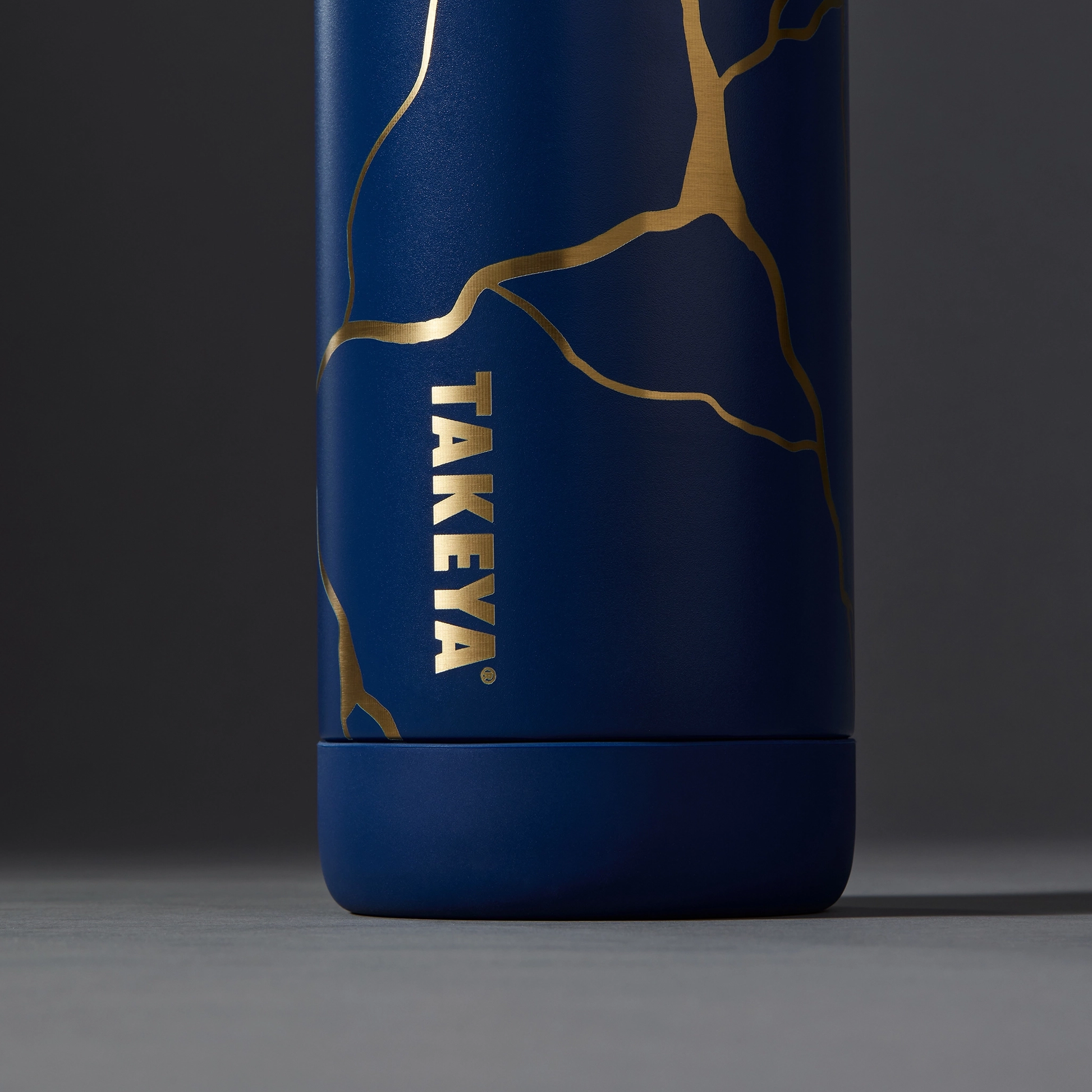kintsugi-water-bottle-with-spout-lid-c0 51390-TK_HO25_Kintsugi_Takeya9241_Crop.png