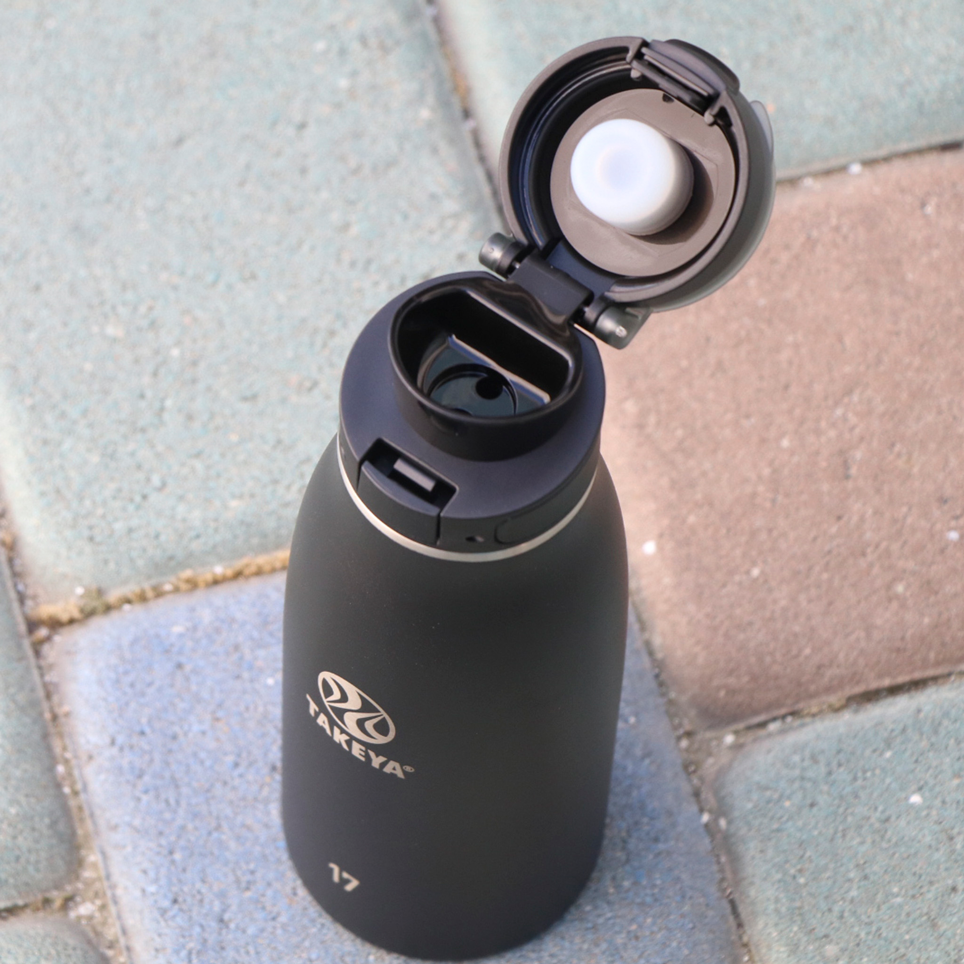 traveler-fliplocktm-lid-f8 96076-R-TravelerLid-Lifestyle-Onyx.png
